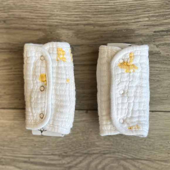 Aden + Anais Essentials Cotton Muslin Strap Covers 2 Pack White Yellow Giraffes - Picture 2 of 5